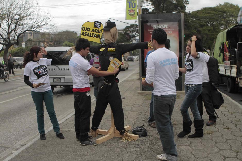 Los jóvenes pueden encontrar formas novedosas de hacerse escuchar. Los "espantacacos" que una agrupación juvenil colocó en la ciudad capital para protestar en contra de la violencia causó revuelo. (Archivo Nuestro Diario).