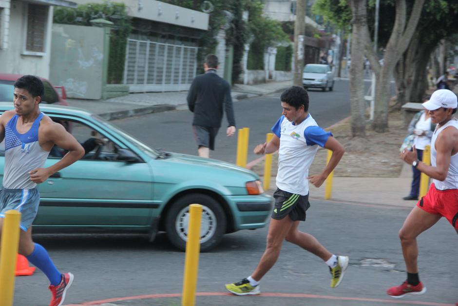 Los marchistas guatemaltecos tratan de alejarse de los vehículos, colocando conos naranja durante su entrenamiento en la avenida Simeón Cañas, en la zona 2 capitalina. (Foto: Luis Barrios/Soy502)