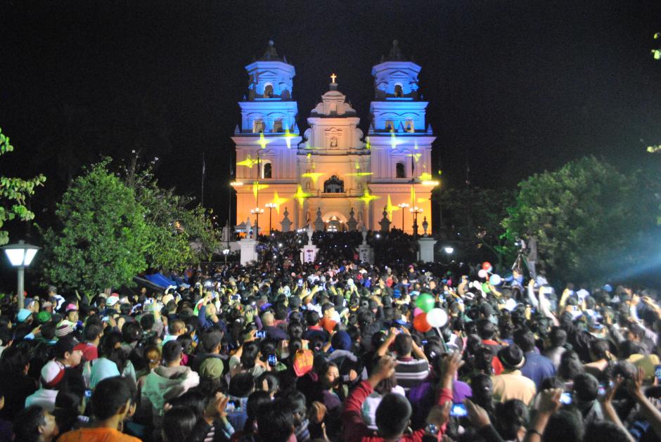 Los feligreses católicos se acercan a la Basílica de Esquipulas. (Foto: Marlon Villeda)