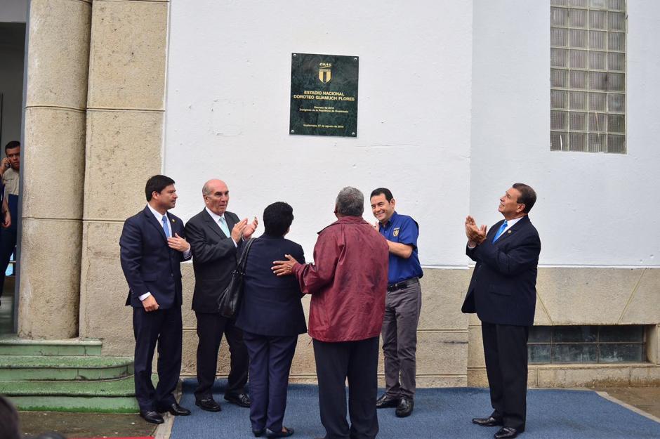 Las autoridades develaron la placa con el nuevo nombre del estadio. (Foto: Jesús Alfonso/Soy502)