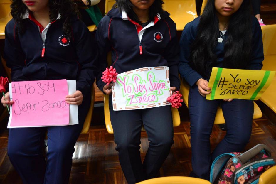 Estudiantes del Liceo Canadiense asistieron al juicio Sepur Zarco en apoyo a las víctimas. (Foto: Jesús Alfonso/Soy502)