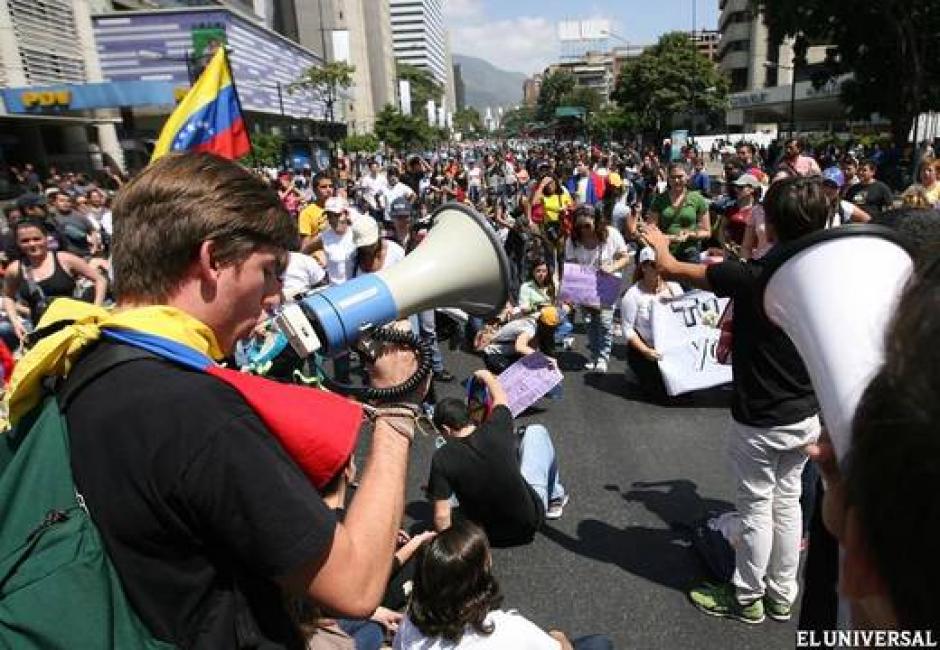 Este martes la oposición en Venezuela realizará una marcha donde se prevé se entregue el prófugo Leopoldo López, pero también el Gobierno de Maduro anunció marchas por la paz, lo que genera tensión en ese país. Foto:ElUniversal