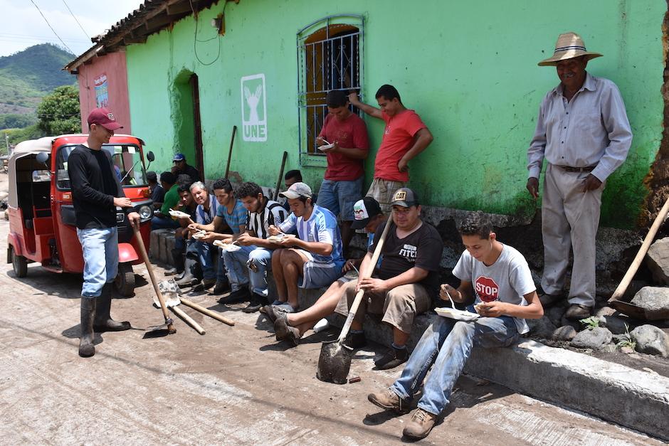 Vecinos se organizaron para limpiar las calles del lugar. (Foto: Emeldina Rizzo/Nuestro Diario)