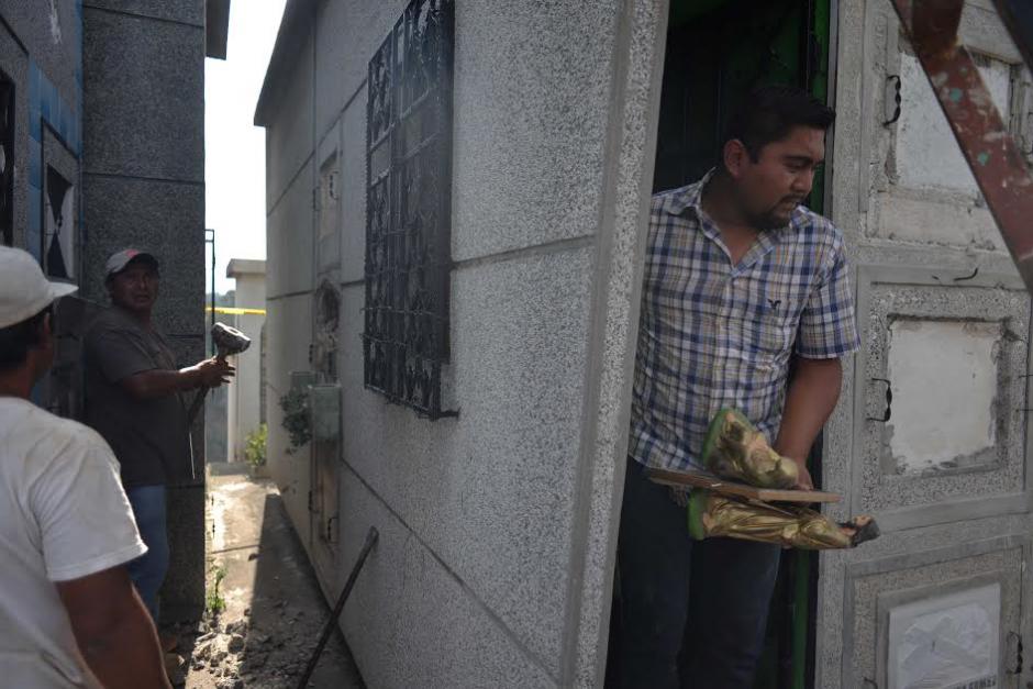 Una persona optó por retirar los restos de un ser querido enterrado en un mausoleo que está a punto de caer en el Cuadro 23 del Cementerio General.&nbsp;(Foto: Jesús Alfonso/Soy502)