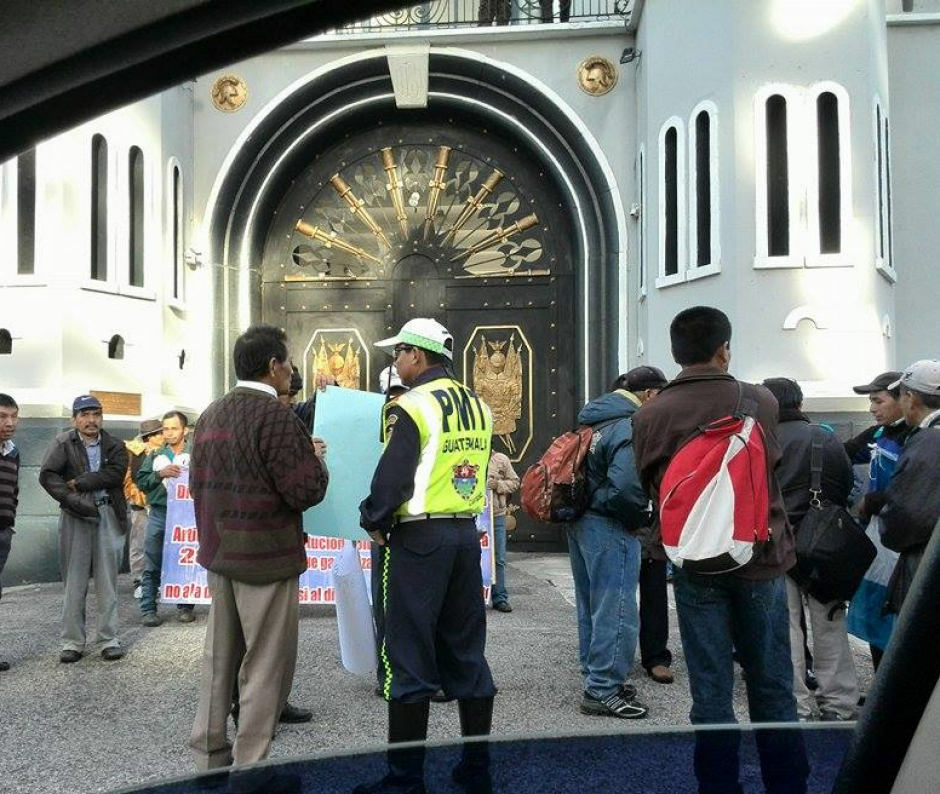 Soldados retirados realizan plantón frente a Guardia de Honor