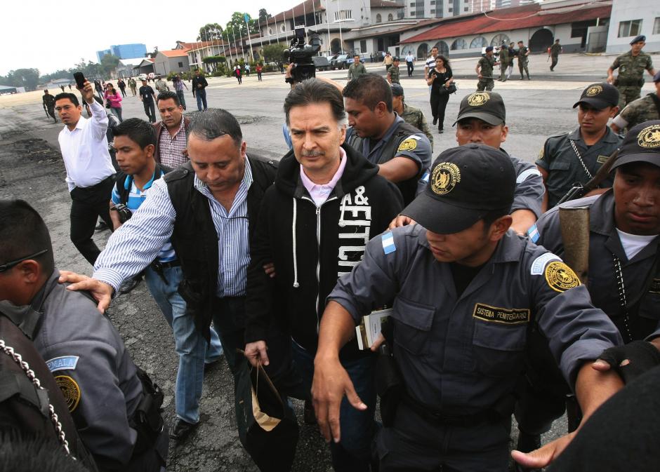 Entre una nube de policías, el expresidente Alfonso Portillo camina hacia el avión que lo llevó extraditado hacia los Estados Unidos, donde enfrenta un proceso por conspiración para lavar dinero. (Archivo Nuestro Diario)