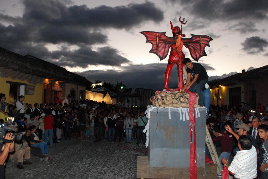 Cientos de pobladores de Antigua Guatemala, asistieron a la tradicional quema del diablo. (Nuestro Diario)