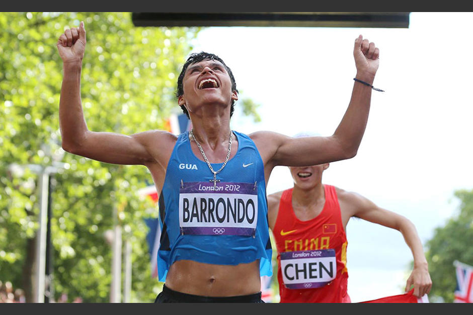 El sublime momento en el que Barrondo cruza la meta para darle a Guatemala su primera medalla olímpica. (Foto: Archivo/Soy502)