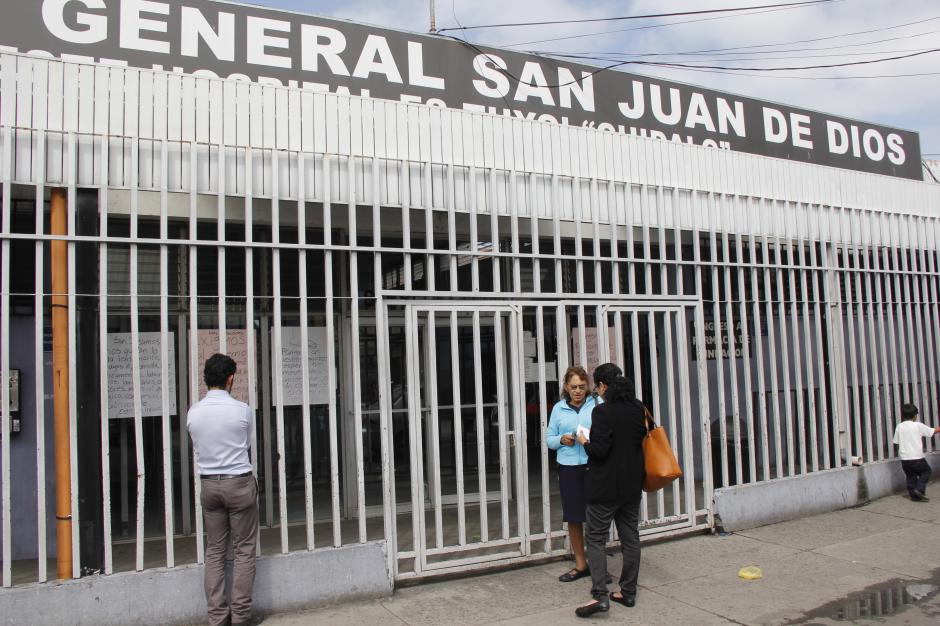 Varias personas viajaron al San Juan de Dios sin saber que la consulta externa estaría cerrada. (Foto Jorge Sente)