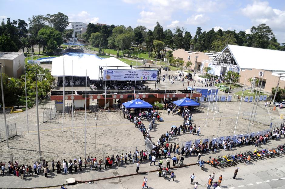 Miles de guatemaltecos asistieron a la Feria de Empleo de Vacacionistas que organizó el Ministerio de Trabajo y Previsión Social. (Esteban Biba/Soy502)