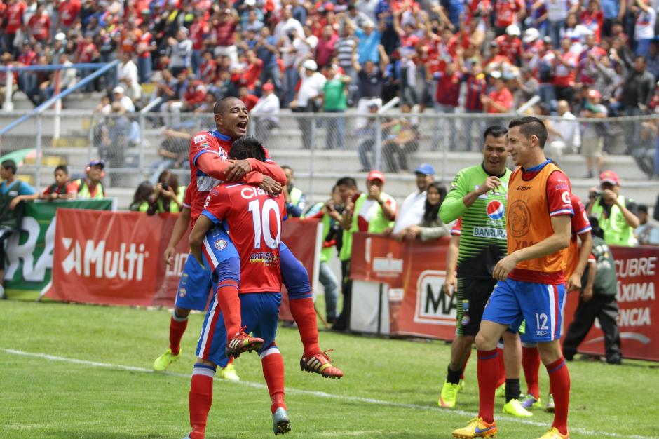 Fredy Santiago Taylor es cargado por su compañero Kevin Arriola en el festejo del segundo gol de Xela. (Foto: Gustavo Rodas/Nuestro Diario)