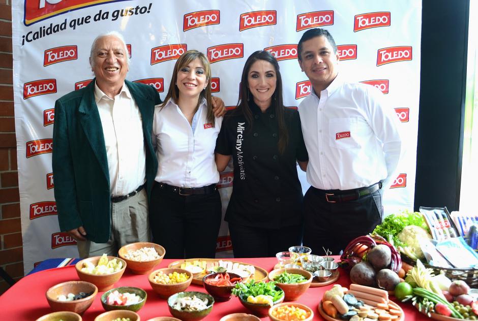 El profesor universitario e historiador gastronómico Luis Villar Anleu, acompañado de directivos de Toledo, junto a la chef Mirciny Moliviatis, anuncian el concurso al mejor fiambre. (Foto: Selene Mejía/Soy502)&nbsp;