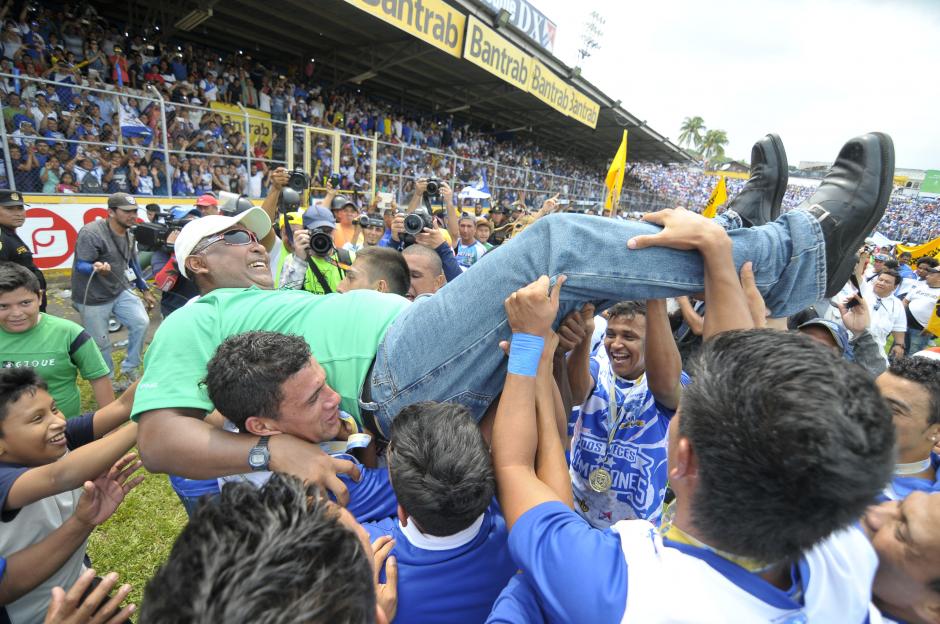 Duglas Zamora fue cargado por sus jugadores tras el pitazo final. (Foto: Nuestro Diario)