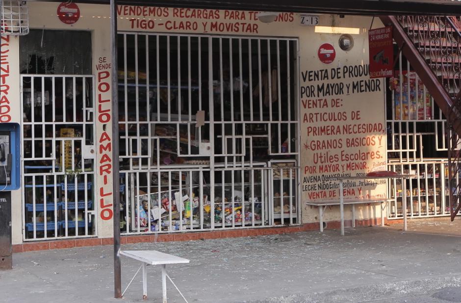 La explosión dejó cristales esparcidos frente al local. (Foto: Nuestro Diario)