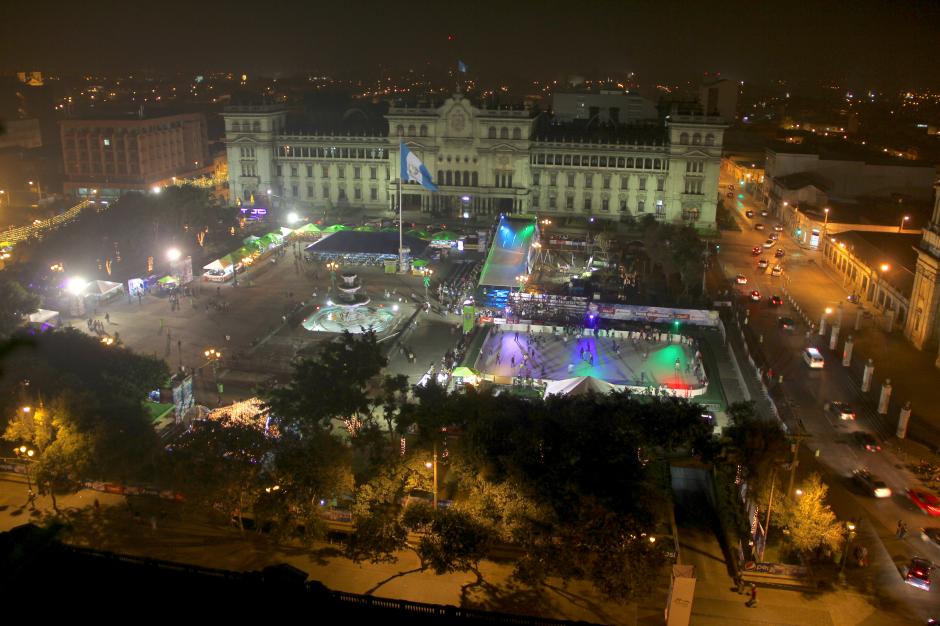La Plaza de la Constitución albergará durante cerca de un mes actividades de la época navideña, entre ellos conciertos, así como la pista de hielo y una pista de nieve. (Foto: Fredy Hernández/Soy502)
