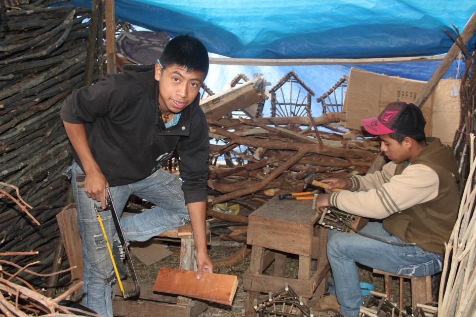 Elber Miza López corta la madera para la base de los pesebres, que son elaborados con base de chiriviscos que consiguen en las montañas de San Juan Comalapa. (Foto: Fredy Hernández/Soy502)