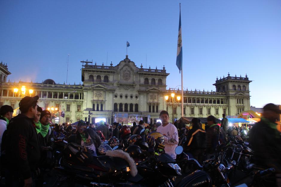 La Plaza de la Constitución albergó desde la noche del viernes a miles de motociclistas que deseaban ser parte de la Caravana del Zorro 2015. (Foto: Fredy Hernández/Soy502)