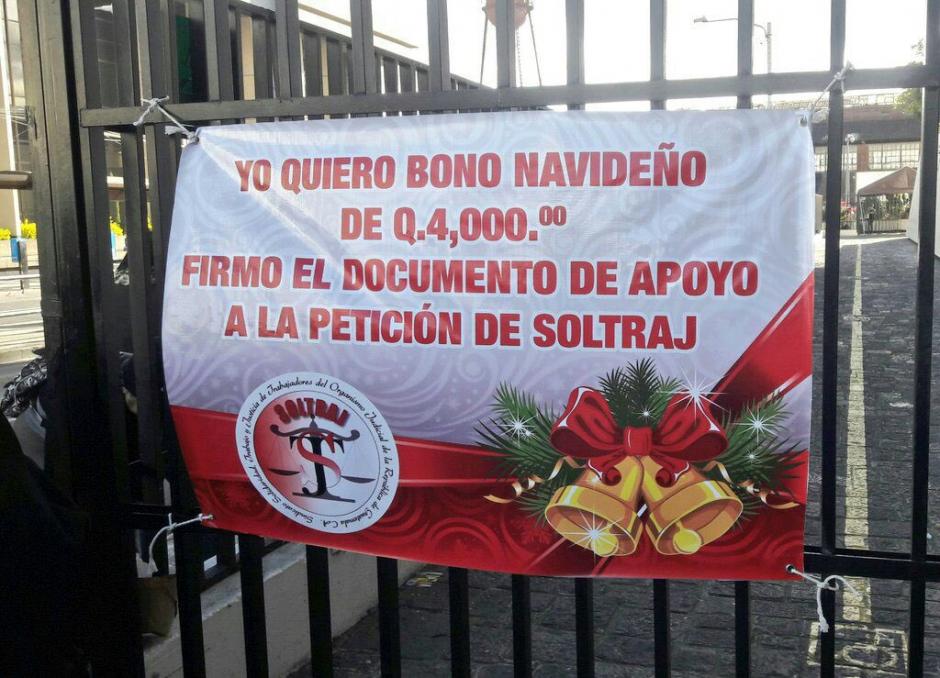 Vista de la manta que fue colocada por uno de los sindicatos del OJ para pedir un Bono Navideño. (Foto: Cortesía )