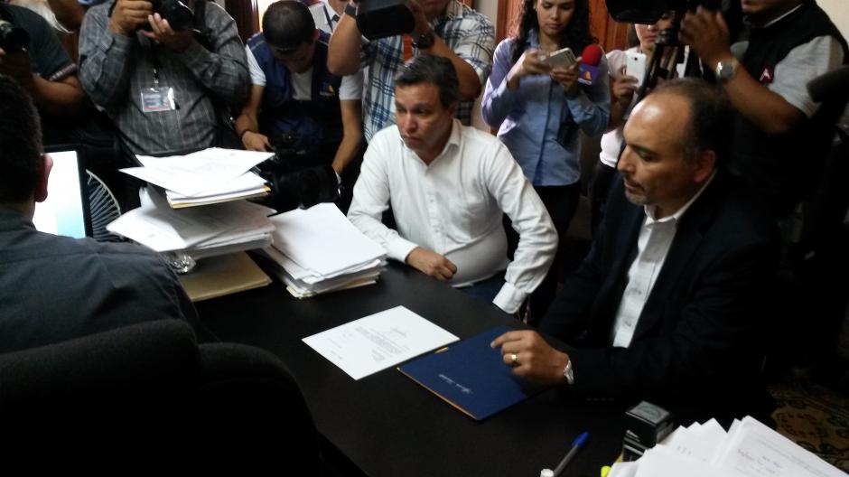 Óscar Córdova presentó su renuncia y la de Alejandro Sinibaldi al partido Patriota. (Foto: Soy502)