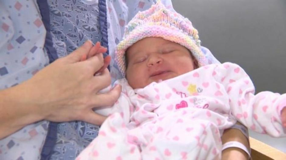 La niña pesó alrededor de 8 libras al nacer y será bautizada con el nombre de Carolyn Rose, en honor a sus dos abuelas. (Foto: Internet)