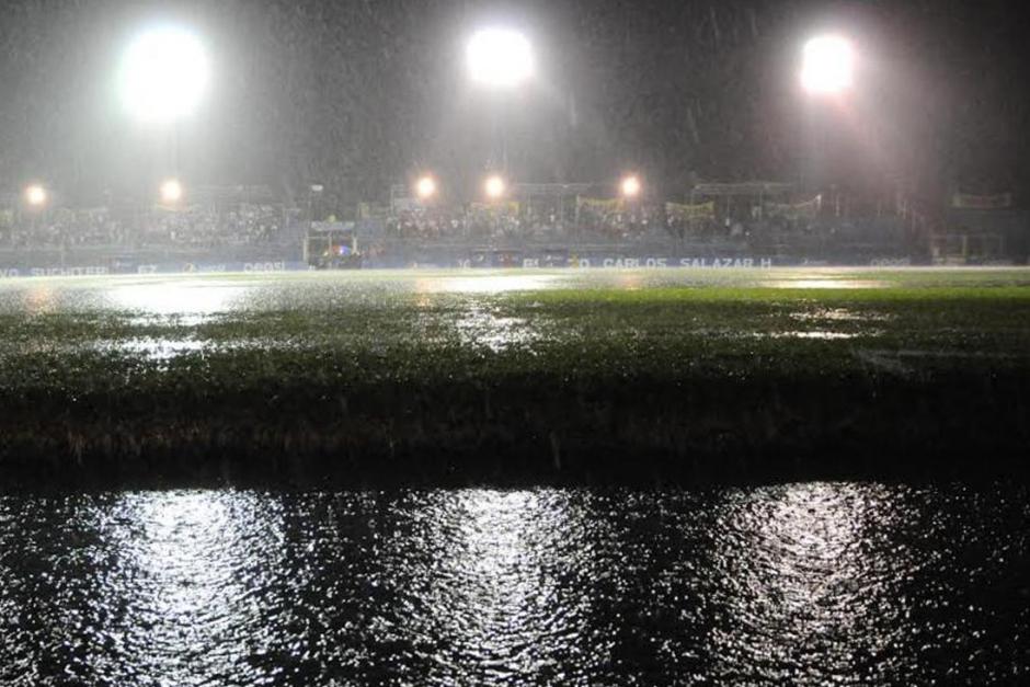 La fuerte lluvia en Mazatenango provocó la suspención del partido entre Suchitepéquez y Comunicaciones por la semifinal de ida del Apertura 2014 de la Liga Nacional. (Foto: Nuestro Diario)