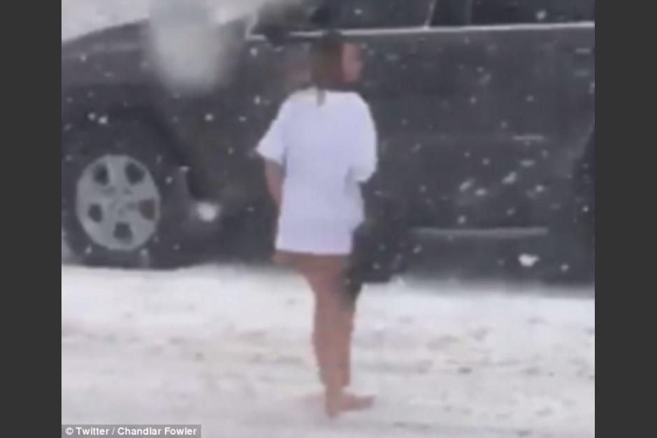 Una mujer fue vista casi desnuda en plena tormenta de nieve el pasado sábado. (Foto: Twitter)