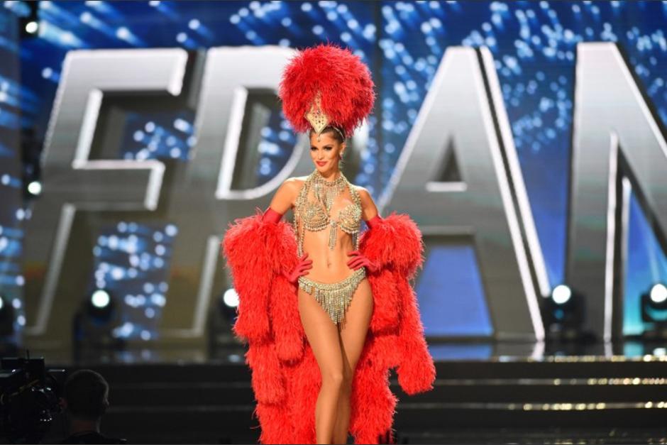 MIss Francia usó un traje original del Moulin Rouge para su presentación. (Foto: AFP)