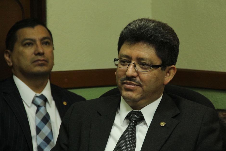 Omar Franco, ex jefe de la SAT y al fondo, Alfonzo Castillo, actual jefe interino de la Administración Tributaria. (Foto: Alexis Batres/Soy502)