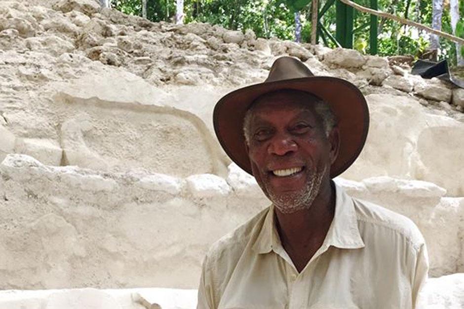 Morgan Freeman, el popular actor estadounidense, volvió a Guatemala y regresa a su hogar impresionado por la cultura Maya; además, señaló que si las personas desean una experiencia única deben visitar Guatemala. (Foto: Inguat)