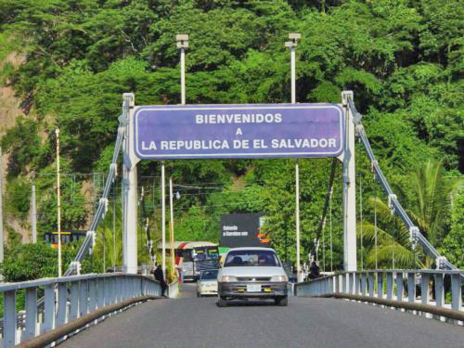 Frontera La Hachadura entre Guatemala y El Salvador. &nbsp;(Foto: elsalvadornoticias.net)