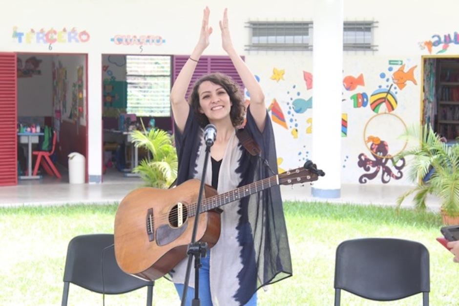 Gaby Moreno visitó la escuela primaria "Adentro, Noemí Morales de Arjona" ubicada en Ixcanal. (Foto: Esther garcía y Elly de Dardón)) 