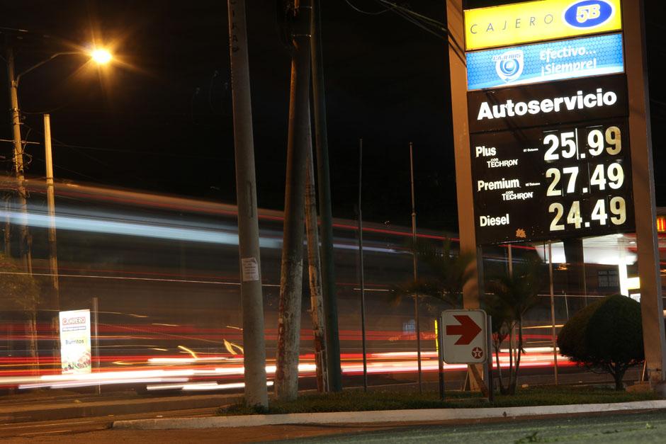 El precio de los combustibles mostró una nueva rebaja este miércoles, la que se mantendrá la próxima semana. Autoridades guatemaltecas prevén que el costo por galón de las gasolinas continúe a la baja las próximas semanas. (Foto: Alexis Batres/Soy502)