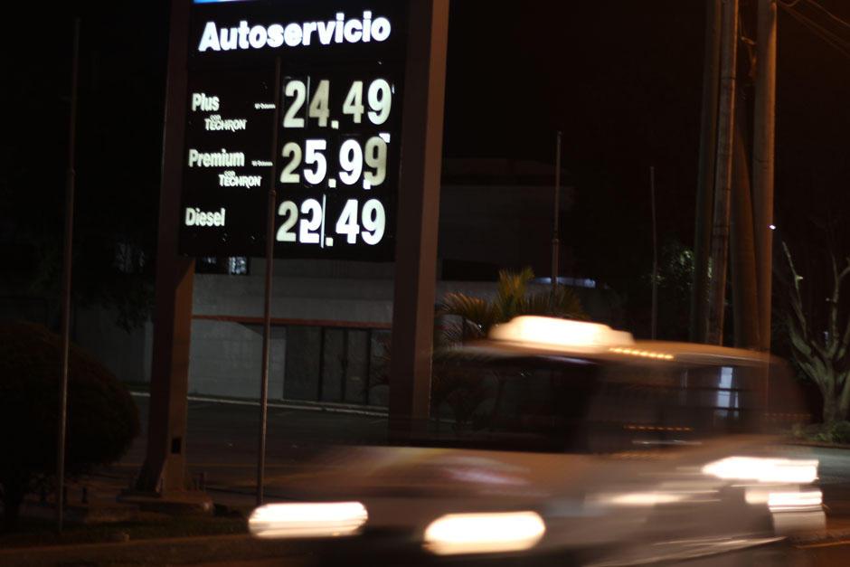 En los diferentes expendios de combustible los automovilistas podrán percibir una nueva rebaja en el precio del carburante. (Foto: Luis Barrios/Soy502)&nbsp;