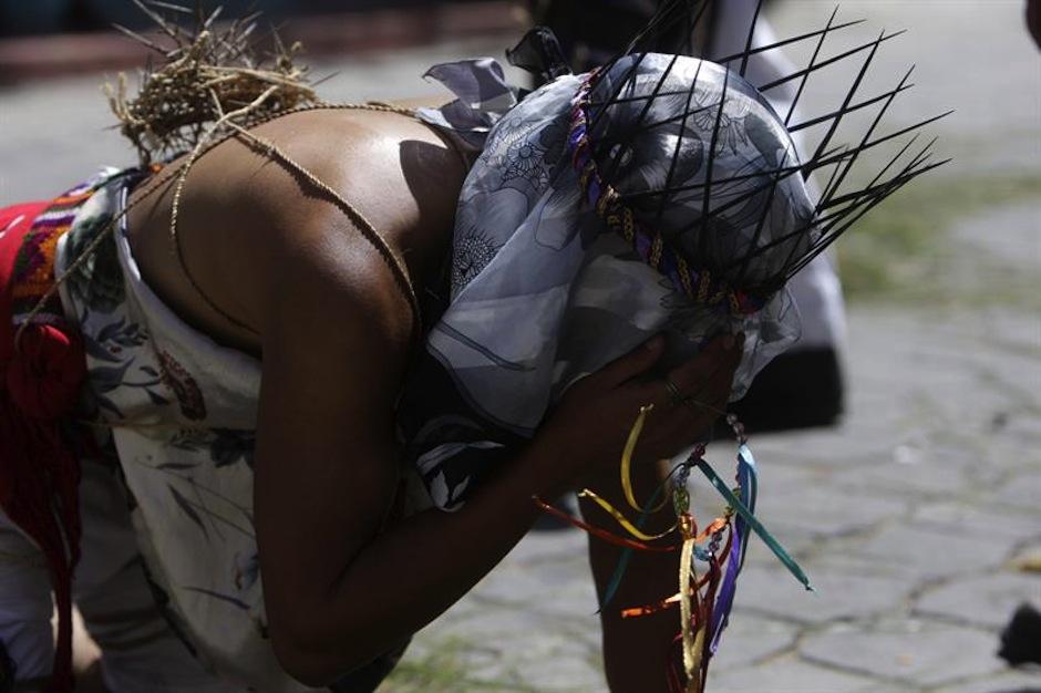 La tradición de los "Gateadores", se desarrolla en San Andrés Sajcabajá, municipio de Quiché. (Foto: Esteban Biba/EFE)&nbsp;