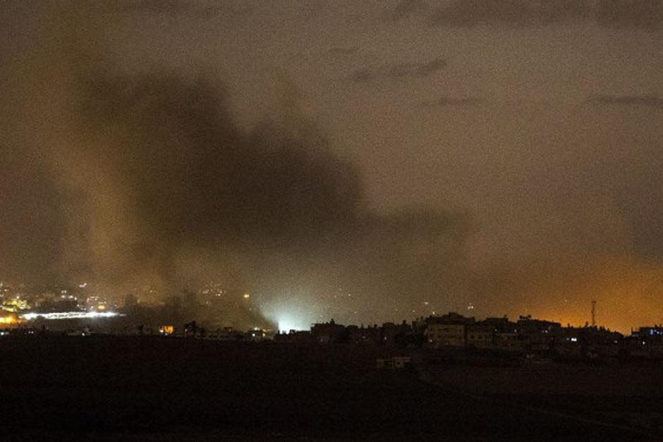 Los bombardeos en contra de la Franja de Gaza continuaron durante la noche de este sábado obligando a más de 4 mil palestinos a dejar sus hogares (Foto: AFP)