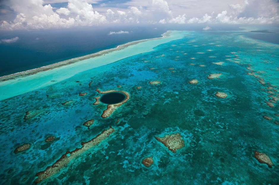 La pesca y el turismo son dos de las principales amenazas de la barrera de coral beliceña. (Foto: Internet)