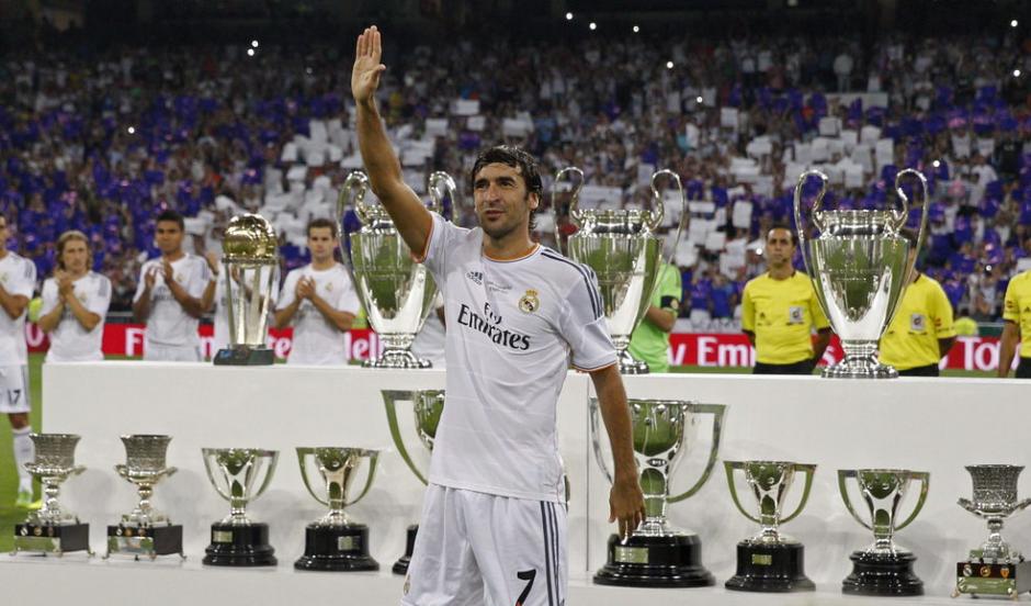 El mítico Raúl González volverá a vestir de blanco en el estadio Santiago Bernabéu. (Foto: EFE)