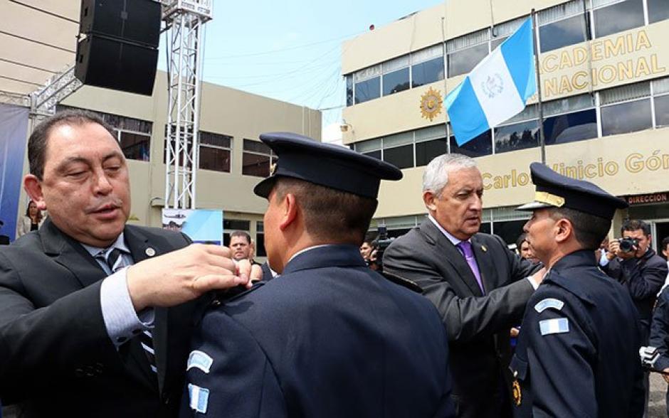 El presidente Otto Pérez Molina y el ministro de gobernación Mauricio López Bonilla asistieron a la graduación de oficiales de la Policía Nacional Civil. (Foto: Ministerio de Gobernación)&nbsp;