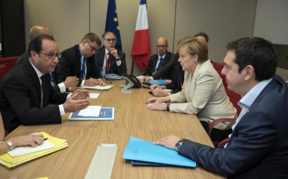 Tsipras, reunido con Merkel y Holland, la mañana del 26 de junio en la cumbre&nbsp;de jefes de estado y de gobierno de la Unión Europea en Bélgica. (Foto: EFE)