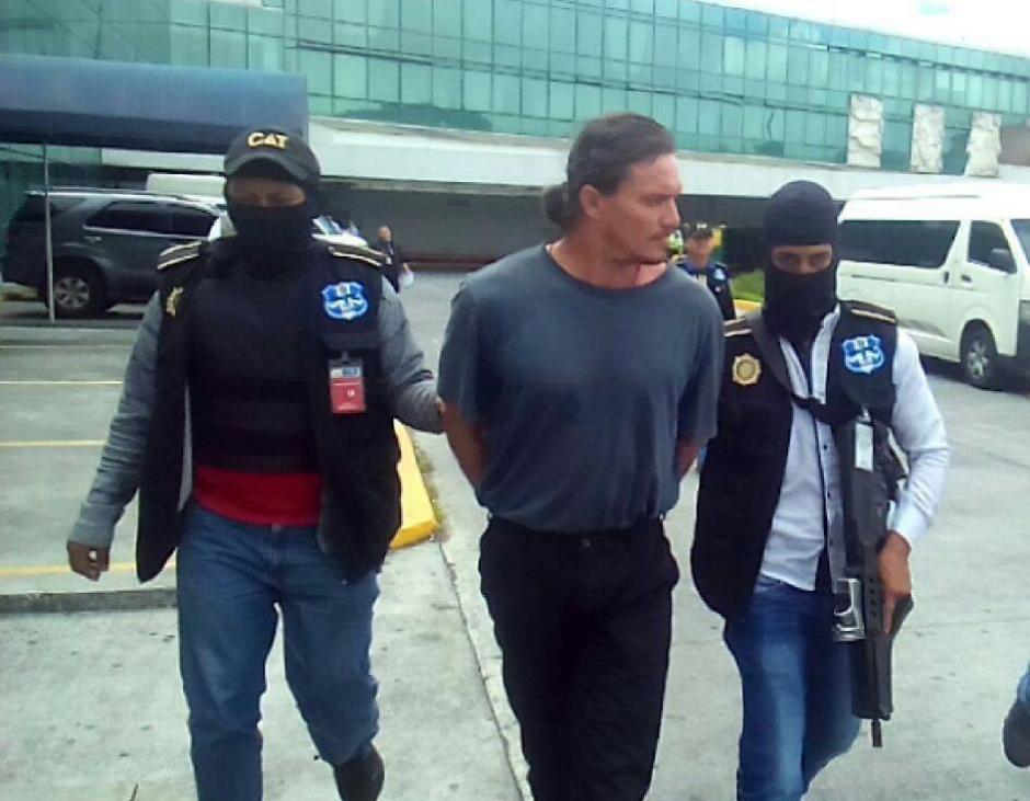 La PNC trasladó a Edward Lee Leblanc hacia el aeropuerto Internacional La Aurora para que sea expulsado del país. (Foto: PNC)