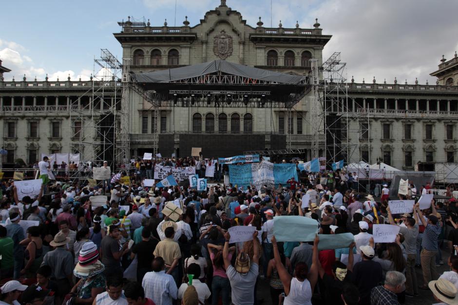 Miles de guatemaltecos llegaron nuevamente a la Plaza de la Constitución, para pedir la #RenunciaYA. (Foto: Esteban Biba/EFE)