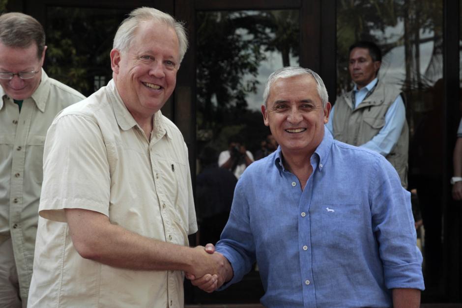 Thomas Shannon (I),&nbsp;consejero del Departamento de Estado de EE.UU., saluda a Otto Pérez Molina. (Foto: Esteban Biba/EFE)