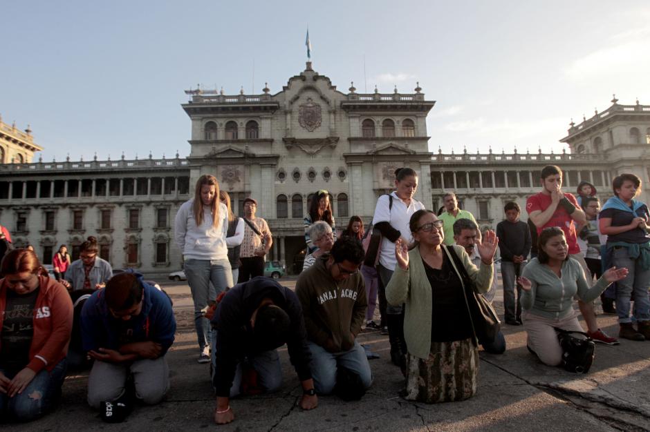 Un grupo de cristianos se reunió esta mañana para orar en la Plaza de la Constitución, pidiendo por la paz en el país. (Foto: Esteban Biba/EFE)