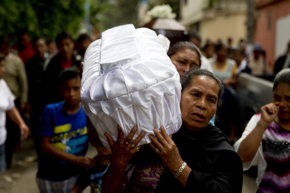 Los afectados han empezado a sepultar a sus familiares debido a que los cuerpos no fueron preparados para ser velados. (Foto Esteban Biba/EFE)