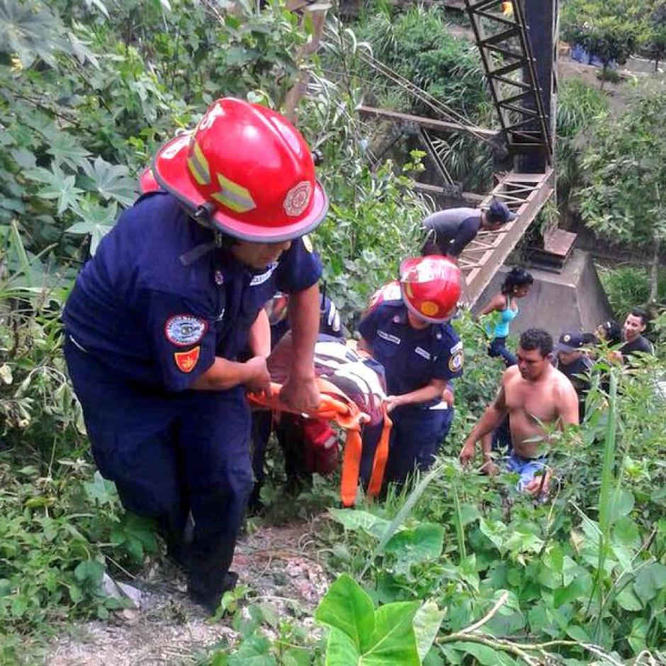 El menor fue trasladado con serias heridas a un centro asistencial por los Bomberos Municipales. (Foto: Guillermo Aguilar/Twitter)&nbsp;