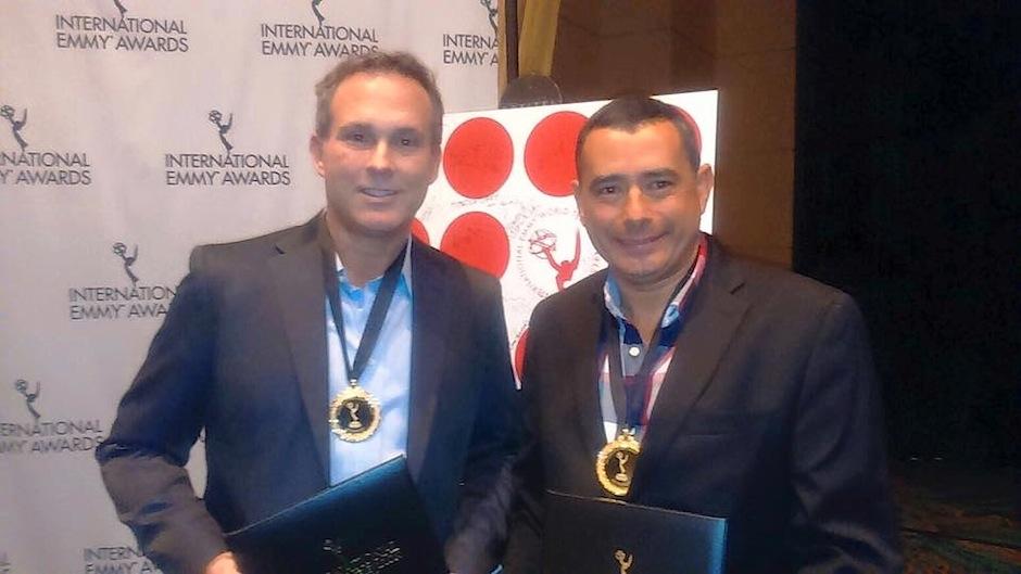 El destacado periodista guatemalteco Harris Whitbeck, junto a Mauricio Acosta reciben medallas por su nominación en los International Emmy Awards. (Foto: Harris Whitbeck fotos)&nbsp;