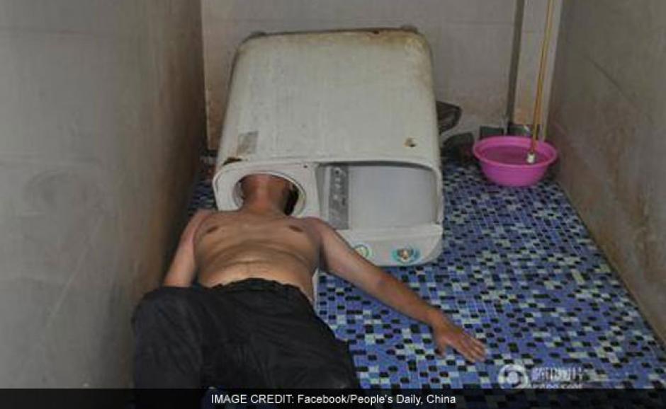 El hombre chino intentó arreglar una lavadora pero terminó atorado. (Foto: ndtv.com)