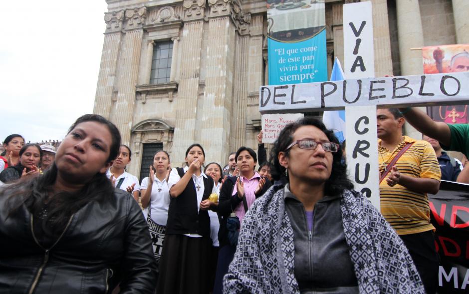 Gabriela Flores y Brenda Hernández, dos guatemaltecas que se declararon en huelga de hambre en el atrio de la catedral metropolitana. (Foto: Luis Barrios/Soy502)