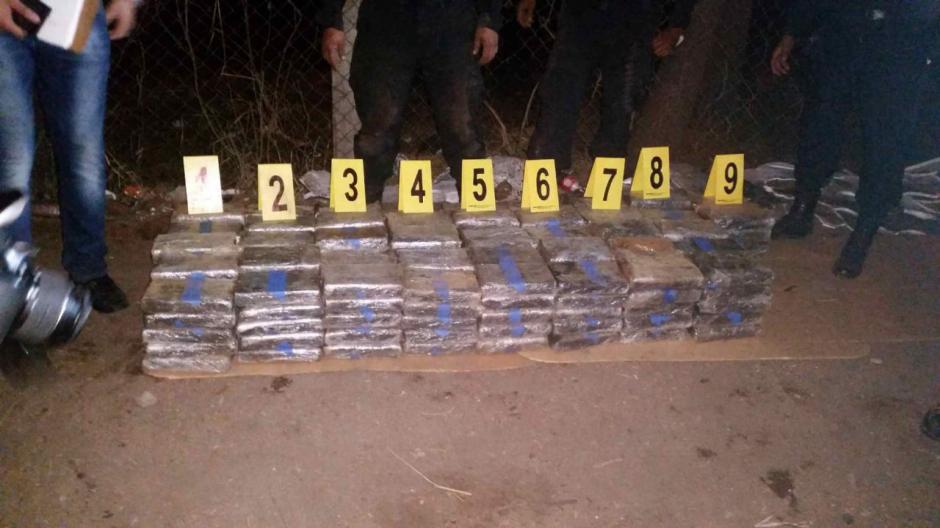 Los 210 paquetes de cocaína eran transportados en un compartimento oculto del camión grúa. (Foto: PNC)&nbsp;