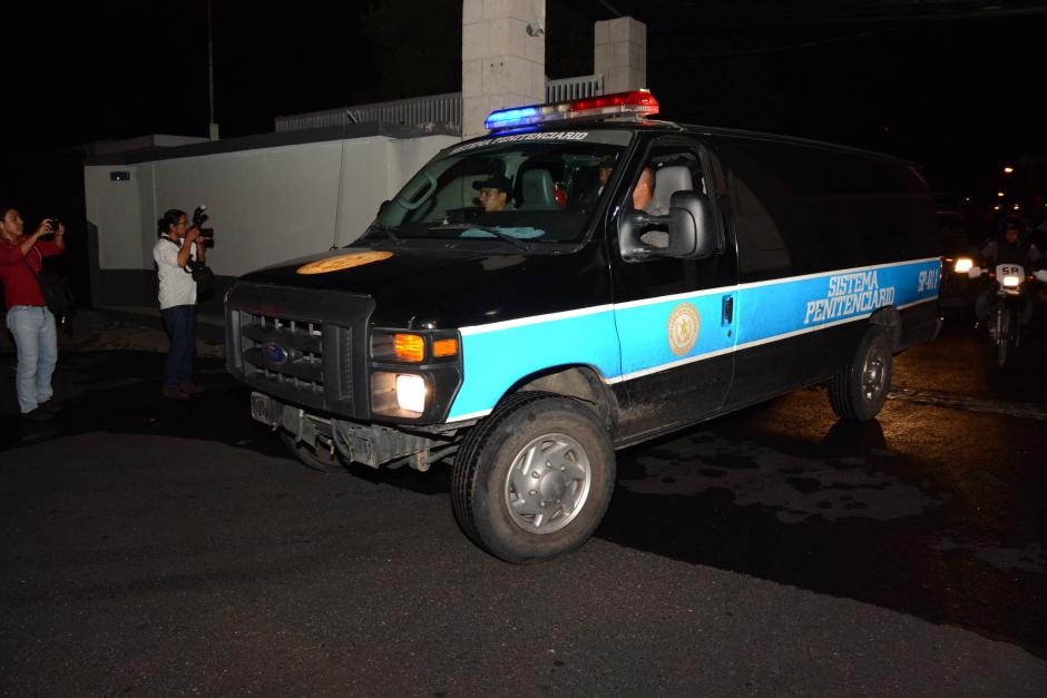 Un vehículo del Sistema Penitenciario sale del Cuartel de Matamoros para trasladar a Baldetti a la Cárcel de Santa Teresa. (Foto: Juan Carlos Raxón/Nuestro Diario)&nbsp;